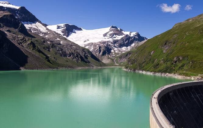 IMAGO Nature: Unsere Erde, Energiequellen, Wasserkraft THEMENBILD, der Mooserboden Stausee. Die beiden Stauseen Mooserboden und Wasserfallboden, dienen der Verbund AG zur Wasserspeicherung fuer die Stromerzeugung und sind ein beliebtes Ausflugsziel, aufgenommen am 08.08.2014 in Kaprun, Oesterreich the Mooserboden Reservoir, Kaprun, Austria on 2014 08 08.  EP_fei E