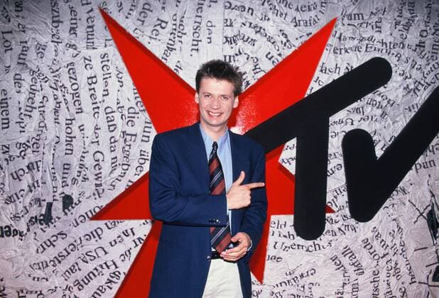 Moderator Günther Jauch posiert im Jahre 1998 vor der Logo der Sendung Stern TV in Köln.