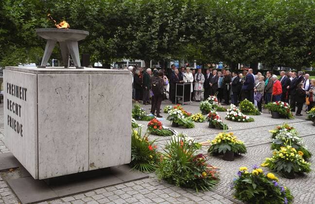 Kranzniederlegung des Bundes der Vertriebenen zum Tag der Heimat zu Ehren der Opfer von Flucht und Vertreibung am Zentralen Mahnmal der deutschen Heimatvertriebenen, Theodor-Heuss-Platz. Frank Henkel, Buergermeister und Senator für Inneres und Sport anwesend.
