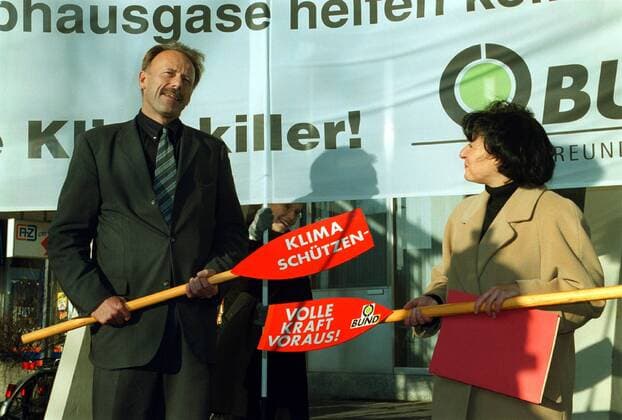BUND - Klima - Schlauchboot - Depesche BUND - Aktivisten mit Schlauchboot für Umweltminister Trittin, vor dem Bundesministerium für Umwelt, Naturschutz und Reaktorsicherheit, Alexanderplatz 6, Bundesumweltminister Trittin wird von Manuela Kikillus (BUND Geschäftsleitung) anlässlich des Weltklimagipfels in Den Haag eine Klima - Depesche übergeben, mit zwei Schlauchbootpaddel mit den Aufschriften: Klima schützen und Volle Kraft voraus , DEU, Berlin-Mitte, 15.11.2000; Â