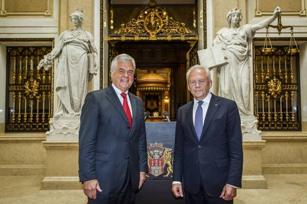 HAMBURG Frank Horch ( Senator für Wirtschaft ) und Rüdiger Grube ( Vorstandsvorsitzender der Deutschen Bahn AG ), (v-l). PK zum Thema: Containerabfertigung im Hamburger Hafen im Rathaus am 11.07.2014 in Hamburg, Germany.
