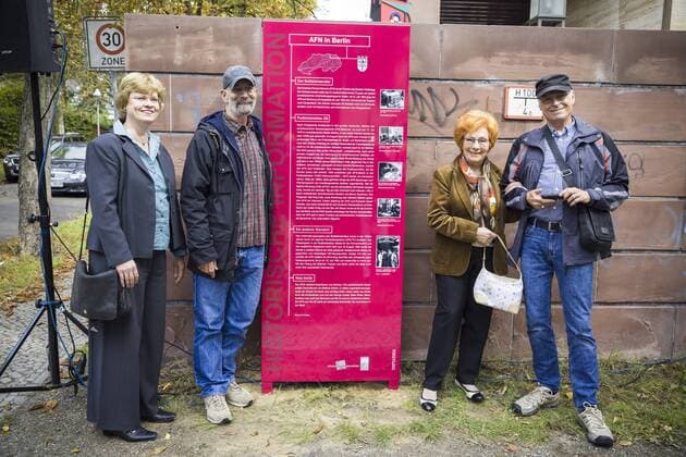 02.09.2014, Berlin , Deutschland - Enthuellung der Informationsstele - AFN in Berlin (American Forces Network),Podbielskiallee-Hellriegelstrasse,Ortsteil Dahlem.v.l.n.r:Bezirks-Kulturstadtraetin Cerstin Richter-Kotowski, Moderator Rik De Lisle, Siegrid White (die Witwe des Programmchefs Mark White) und Moderator Bill Gaylord. Enthuellung der Informationsstele - AFN (American Forces Network),Podbielskiallee-Hellriegelstrasse,Ortsteil Dahlem.