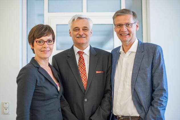 Günther Jauch, Moderator der Quizsendung Wer wird Millionär , besucht am Mittwoch (03.09. 2014) den Wirtschaftsclub Saar-Pfalz-Moselle im Saarbrücker Schloss zum Wine-Talk . Im Bild: (v.l.) Dorothea Sihler, Ehefrau von Jauch, Frank Röder, Gründer und Geschäftsführer der VIF Weinhandel GmbH in Völklingen und Master of Wine , und Günther Jauch