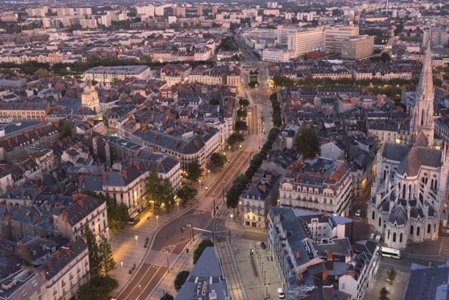 Blick auf Nantes von oben mit Kathedrale Blick auf die Altstadt von Nantes von oben am Abend,