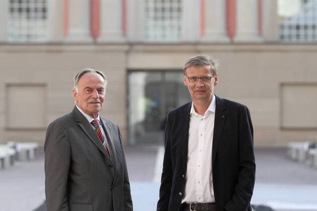 Landtagspräsident Gunter Fritsch und der Wahl-Potsdamer Fernsehmoderator Günther Jauch, vlnr, rufen am 09. September 2014 auf dem Alten Markt vor dem Landtag in Potsdam zur Wahlbeteiligung auf. Der brandenburgische Landtag wird am 14. September 2014 neu gewählt. Landtagswahl 2014 in Brandenburg: Landtagspräsident Gunter Fritsch und Günther Jauch rufen zur Wahlbeteiligung auf