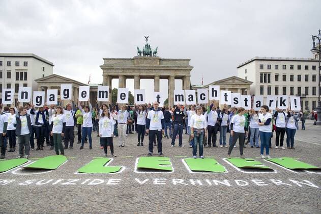 Für den Welt-Suizid-Präventionstag (WSPT) am 10. September 2014 haben sich elf der zentralen Akteure aus den Bereichen Suizidprävention und Seelische Gesundheit zusammen geschlossen, um gemeinsam die symbolische Großaktion 600 LEBEN vor dem Brandenburger Tor zu starten (Foto vom 10.09.2014). Ziel ist es, die Öffentlichkeit auf das Thema Suizid aufmerksam zu machen und ein Zeichen gegen die Tabuisierung von Suizid und Depression zu setzen. Die 600 Leute die sich auf ein Signal auf den Boden fallen lassen, stehen als Symbol für die 600 Menschen unter 25 Jahren, die jährlich Suizid begehen. Die Botschaft der Aktion lautet: Reiche Deine Hand und hilf, Suizide zu verhindern! Aktion 600 LEBEN zum Welt-Suizid-Präventionstag epd EDITORIAL USE ONLY