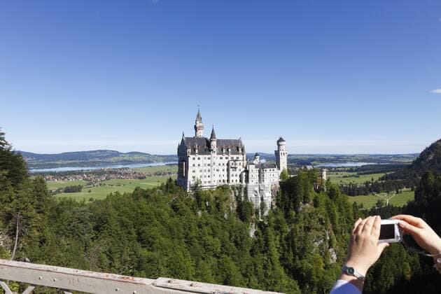 Germany, Bavaria, Swabia, Schwaben, Allgaeu, Ostallgau, Schwangau, Person taking picture of neuschwanstein castle from marienbrücke  SIE000180