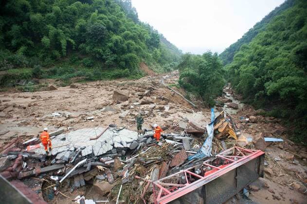 IMAGO Nature: Unsere Erde, Umweltprobleme, Bodenerosion (140914) -- CHONGQING, Sept. 14, 2014 -- Rescuers work at a landslide site in Changsheng Village of Changshou District in southwest China s Chongqing, Sept. 14, 2014. Downpours are wreaking havoc in southwest China Saturday. Landslides triggered by continuous rainfalls have killed at least three people here and more buried are yet to be found. )(wjq) CHINA-CHONGQING-LANDSLIDE (CN) LiuxChan 