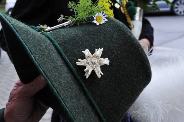 Traditionelle Trachtenmode aus Südtirol seoh08975