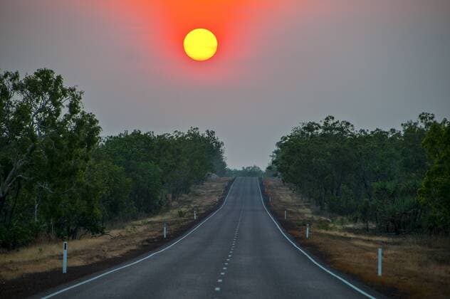  Sonnenuntergang über einer Straße, Kakadu-Nationalpark, Northern Territory, Australien, Ozeanien ibxrun03950198.jpg