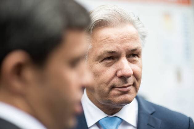Der Regierende Bürgermeister von Berlin, Klaus Wowereit und sen möglicher Nachfolger, SPD-Fraktionsvorsitzender Raed Saleh, dicht nebeneinander, nur durch Schärfe-unschärfeebenen voneinander getrennt, anlässlich eines Termines in Berlin Wilmersdorf.