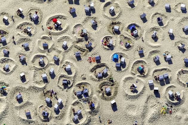 Sandstrand mit Strandkörben und Sandwällen, Sandburgen, Luftbild, Wangerooge, Nordsee, Nordseeinsel, ostfriesische Inseln, Niedersachsen, Deutschland !ACHTUNGxMINDESTHONORARx60xEURO!