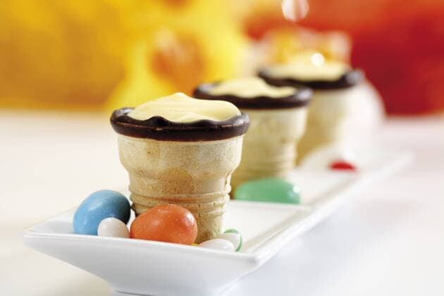 Waffle cups with cream in a row  05531CS-U
