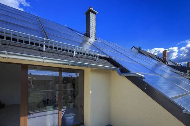 Energetische Sanierungen von Altbauten DEU Sachsen Chemnitz Â Innovativ saniertes Gründerzeithaus - Thermische Solaranlage sichert Wärmebedarf: Trotz Denkmalschutz kann der Wärmebedarf des Gründerzeithauses aus dem Jahr 1906 künftig zu 90 Prozent aus Sonnenenergie gedeckt werden. Wegen dem Denkmalschutz war eine Außendämmung schwierig, ebenso eine Sanierung mit Passivhauselementen. Die im Haus benötigte Wärme wird deshalb aus thermischer Solarenergie erzeugt und im Haus in einem 50 Kubikmeter fassenden Wasserbehälter gespeichert. Durch die energetische Kopplung mit einem Nachbargebäude entsteht eine exzellente Wärmebilanz, die beispielgebend ist für künftige energetische Sanierungen von Altbauten. Die Nutzung von Solarenergie senkt nicht nur die Energiekosten für Warmwasser und Heizung. Sie verringert auch CO2-Emissionen im Sinne des Klimaschutzes und erhöht den Wert