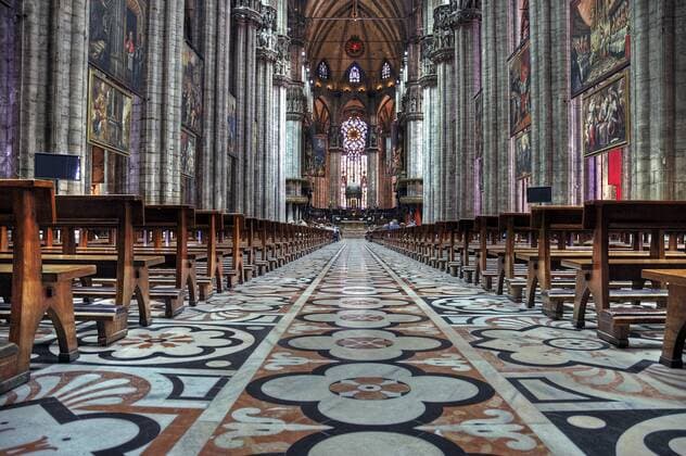 Der Mailänder Dom Duomo im Inneren. Zwischen den Säulen hängen großformatige Ölbilder. Gemessen am Grundriss ist der Dom die viergrößte Kirche der Welt. Mailand, Italien. Das Foto ist eine HDR-Aufnahme aus 3 Einzelbildern ( -2 ; 0 ;+2 ) mailand (05) - duomo dom -im innern (02)