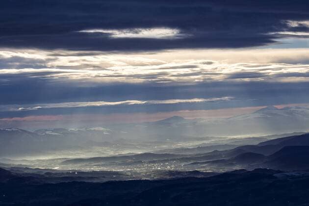  Wintersonnenaufgang mit der Stadt Fabriano, dahinter die Monti Sibillini Berge, Apennin, Region Marken, Italien, Europa ibllor03979494.jpg