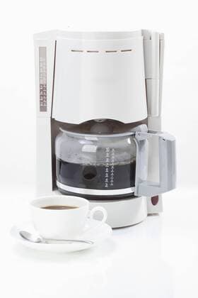 IMAGO Creative: Haushaltsgeräte - Kaffeemaschine Coffee machine with coffee cup on white background  MAEF02204