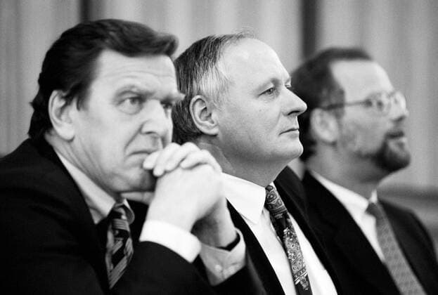 Gerhard SCHRÖDER , Oskar LAFONTAINE und Rudolf SCHARPING , alle SPD , bei einer Pressekonferenz im September 1994 Gerhard SCHRÖDER , Oskar LAFONTAINE and Rudolf SCHARPING , all SPD , during a press conference in September 1994