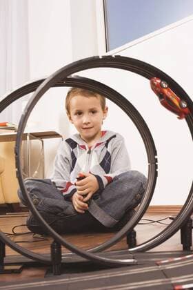 IMAGO Creative: Jahreszeit Winter, Fantasievoll drinnen spielen Boy (4-5) playing with toy racetrack model released  WESTF10973