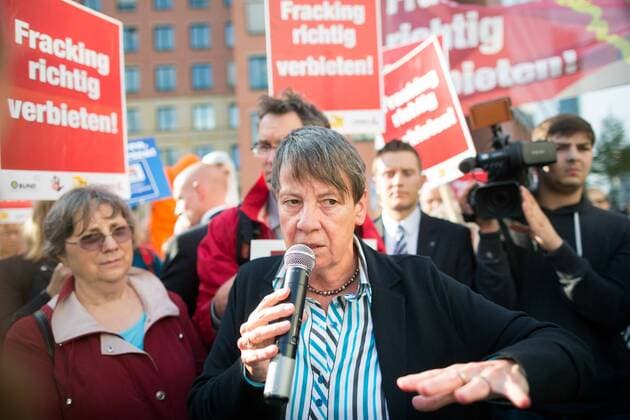 Aktivisten verschiedener Umweltschutzverbände protestieren vor dem Bundesumweltministerium gegen Fracking. Die Bundesumweltministerin Barbara Hendricks (SPD) diskutiert mit den Demonstranten und nimmt über 500.000 Unterschriften gegen Fracking entgegen. Protest Fracking