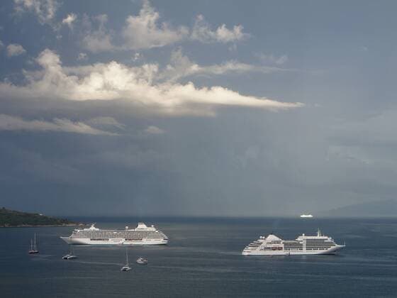 Southern Italy, Amalfi Coast, Piano di Sorrento, View of boats and cruiseliners at sea  LFF000289