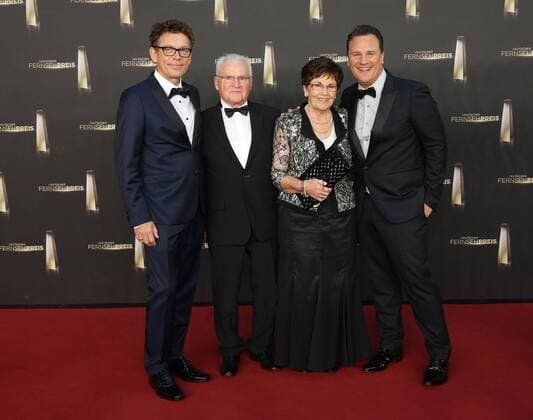 Guido Maria Kretschmer mit seiner Mutter Marianne, Vater Erich und seinem Ehemann Frank Mutters bei der Verleihung Deutscher Fernsehpreis 2014 am 02.10.2014 in Koeln Deutscher Fernsehpreis 2014 in Koeln 