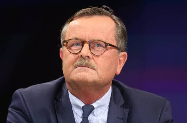 Frank Ulrich Montgomery (Präsident der Bundesärztekammer) in der ZDF-Talkshow maybrit illner am 02.10..2014 in Berlin Thema der Sendung: Tod auf Rezept Ð wird Sterbehilfe erlaubt?
