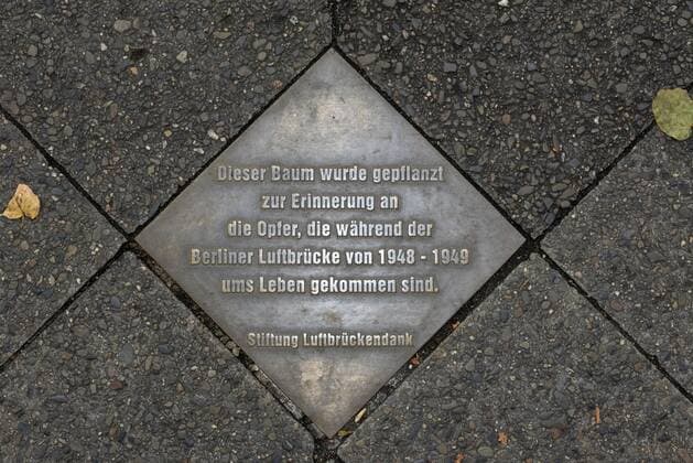 Besuch in Berlin. Dieses Bild zeigt eine Erinnerungstafel im Boden für die Opfer die während der Berliner Luftbrücke ums Leben gekommen sind 2014 - Besuch in Berlin - Erinnerungstafel im Boden für die Opfer die während der Berliner Luftbrücke ums Leben gekommen sind