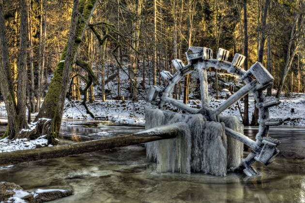 Germany, Bavaria, Frosted water wheel at river Waldnaab  HNF000006