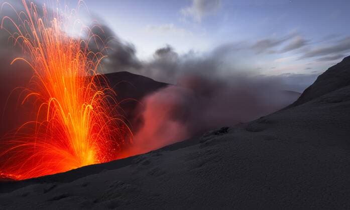  Eruption des Mount Yasur Vulkans, Insel Tanna, Vanuatu, Ozeanien iblkwr03986345.jpg