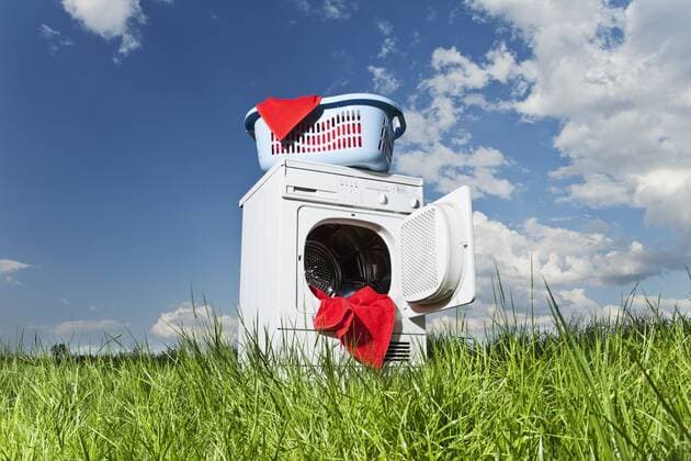 IMAGO Creative: Haushaltsgeräte - Wäschetrockner Germany, Bavaria, laundry dryer in grass  MAEF004688