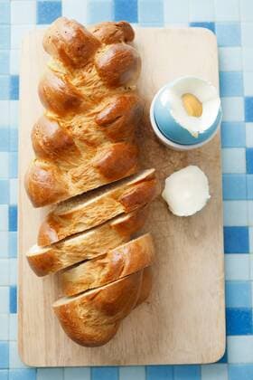 Homemade Easter plait and Easter eggs, studio shot  ECF000474