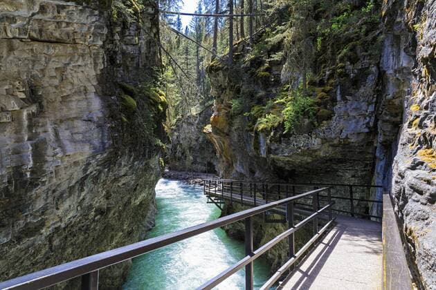 Canada, Alberta, Banff National Park, Johnston Creek, Johnston Canyon, footbridge  FOF005789