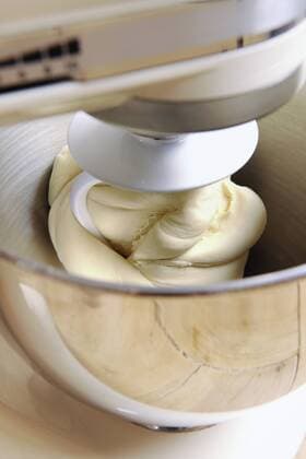 IMAGO Creative: Haushaltsgeräte - Küchenmaschine Kitchen machine kneading pasta dough for home-made tortelloni  IPF000073