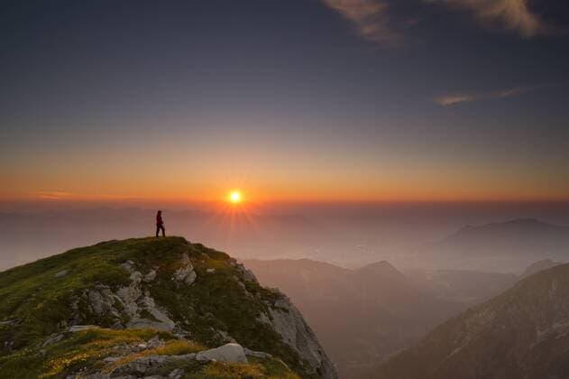 Sonnenuntergang mit Bergsteiger auf Gipfel mit Allgäuer Alpen, Oberstdorf, Bayern, Deutschland, Europa ibxsei03986522.jpg