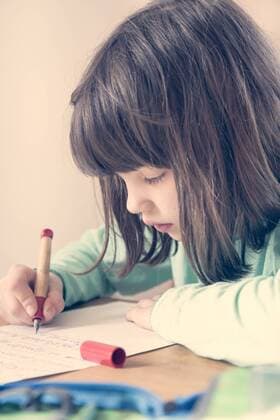 IMAGO Creative: Countdown bis Weihnachten, Wunschzettel schreiben IMAGO Creative: NGO, Ausbildung für Kinder Portrait of little girl doing homework model released  LVF001040