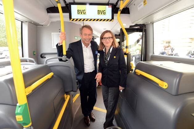 Gelenkbus Scania Citywide für Berlin BVG-Chefin Sigrid Nikutta mit Finanzsenator Dr. Ulrich Nußbaum
