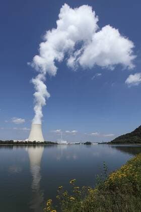 IMAGO Nature: Unsere Erde, Energiequellen, Kernenergie Germany, Bavaria, Landshut, View of nuclear power plant  RDF001060