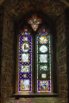 Kirchenfenster der Kapelle von St. Michael s Mount. Mount st. Michael ist eine Gezeiteninsel an der Südwestspitze Englands, die 366 m vor dem Ort Marazion in Cornwall. Sie ist entweder mit einer Fähre oder, bei Niedrigwasser, über einen schmalen Damm von Marazion aus zu erreichen. Mount St. Michael ( Cornwall, England )