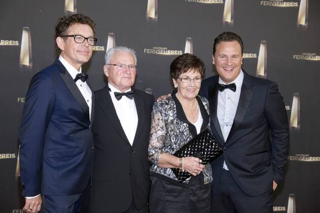 Frank MUTTERS, links, und Guido Maria Kretschmer, rechts, Modedesigner, mit seinen Eltern Erich und Marianne Kretschmer, Roter Teppich, Red Carpet Show, Verleihung des Deutschen Fernsehpreises Deutscher Fernsehpreis 2014 in Koeln,