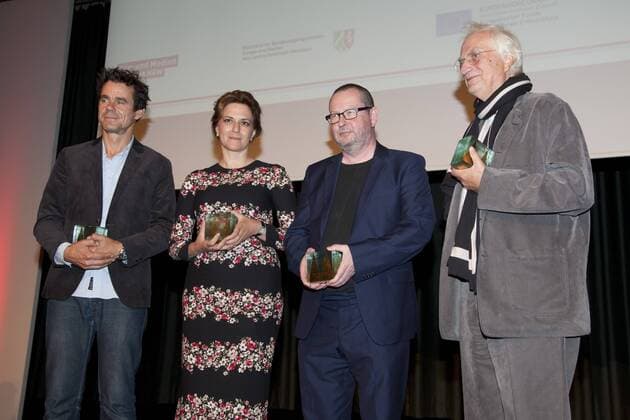 alle vier Preistraeger, von links: Filmemacher Tom TYKWER, Regisseur, erhaelt den Hollywood Reporter Award, Schauspielerin Martina GEDECK erhaelt den international actors award.cologne, Regisseur Lars von TRIER, DAN, Daenemark, erhaelt den Filmpreis Koeln, Regisseur Bertrand TAVERNIER, FRA, Frankreich, erhaelt den TV Spielfilm-Preis, Preisverleihungen der Cologne Conference in Koeln, 10.10.2014.