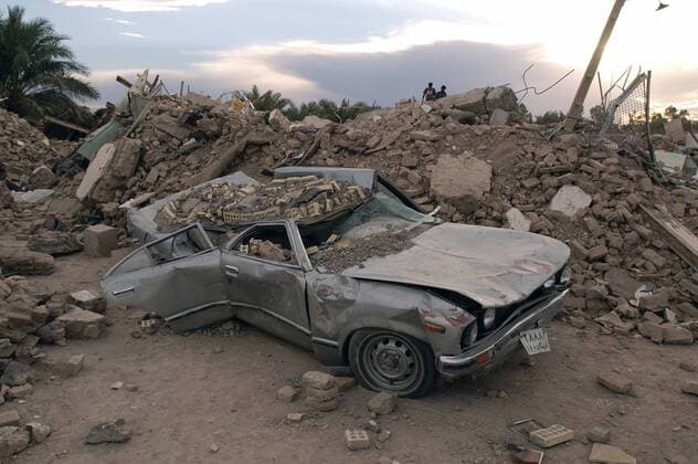 A scene of destruction caused by the recent earthquakle in the city of Bam. The city of Bam was struck by a massive earthquake in December 2003 and was destroyed entirely killing over 30,000 people. Iran. January 13, 2004. 925_01_MW000620