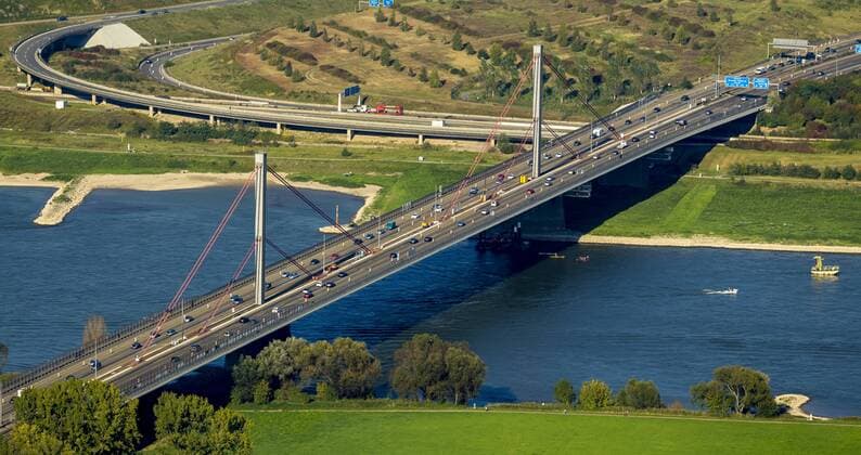Rheinbrücke der A 1, Autobahnbrücke über den rhein für den Lastverkehr über 3,4 Tonnen gesperrt aufgrund von Rissen in der Stahlkonstruktion , Pilonenbrücke, Rheinbrücke Leverkusen , Leverkusen, Rheinland, Nordrhein-Westfalen, Deutschland !ACHTUNGxMINDESTHONORARx60xEURO!