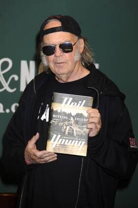 Neil Young signiert seine Autobiografie Special Deluxe: A Memoir of Life and Cars bei Barnes & Noble in der 5th Avenue. New York, 14.10.2014 Foto:xD.xVanxTinex xFuturexImage