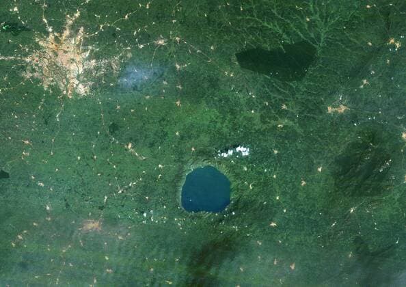 Bosumtwi Meteor Impact Crater, Ghana, True Colour Satellite Image. True colour satellite image of Bosumtwi impact structure, Ghana (diameter : 10,5 km). Composite image of LANDSAT data taken on 11 January 1986 and 29 December 1986. 913_03_PO00433
