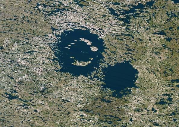 Clearwater Meteor Impact Crater, Canada, True Colour Satellite Image. True colour satellite image of Clearwater Lakes impact structures (age : 270 to 310 million years ; diameters of both craters : 32 km and 22 km). Image taken on 18 September 1990 913_03_PO00440