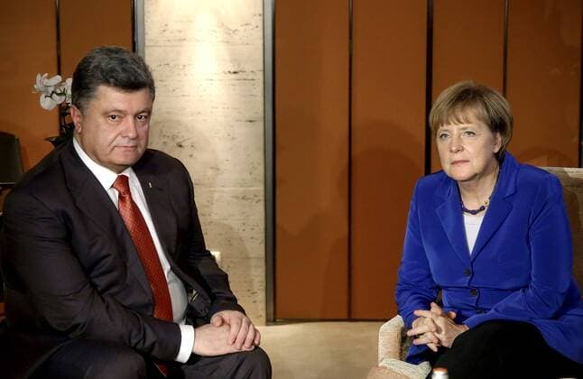 MILAN, ITALY. OCTOBER 16, 2014. Ukraine s president Petro Poroshenko and Germany s chancellor Angela Merkel at a meeting. Mykhailo Palinchak TASS  premiumd AUfmacher RE15212F