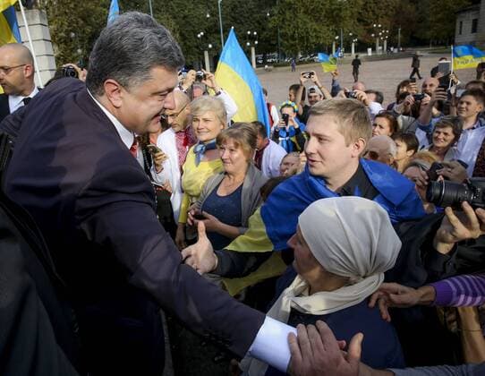 MILAN, ITALY. OCTOBER 16, 2014. Ukraine s president Petro Poroshenko (L) meets with the Ukrainian community in Milan as he arrives for the 10th Asia-Europe Meeting (ASEM). Mykhailo Palinchak TASS  premiumd RE1520E9