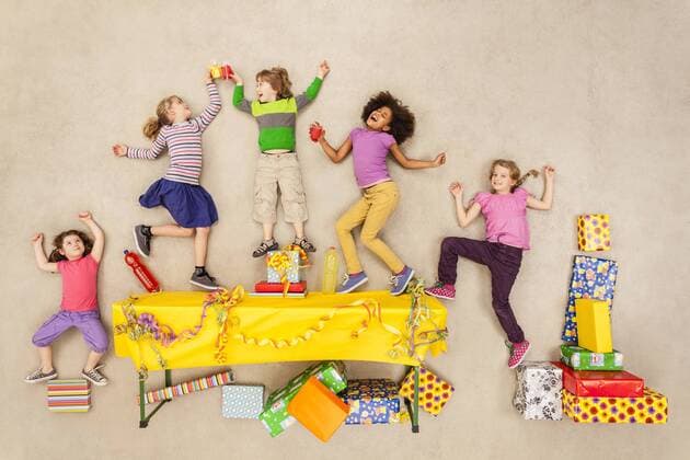 Geburtstag - Symbolbilder Children having birthday party model released Symbolfoto  BAEF000971