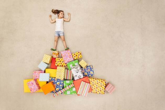 Geburtstag - Symbolbilder Children with heaps of birthday presents model released Symbolfoto  BAEF000996